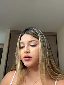 Snapshot of lunablossom_ chatting on September 17, 2025, 8:11 pm lunablossom online show from September 17, 2025, 8:11 pm