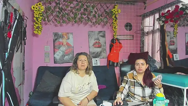 lesbiancuple online show from May 21, 2026, 1:08 pm