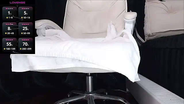 qianqian  online show from December 19, 2025, 11:45 am