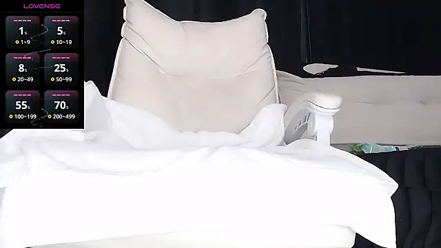 qianqian  online show from November 28, 2025, 10:48 am