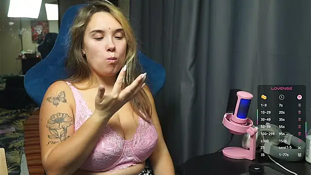 Sandra SW  online show from December 16, 2025, 4:22 pm