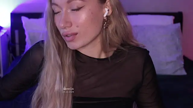 Snapshot of Blondie_Bunny chatting on December 16, 2024, 4:02 am Blondie Bunny online show from December 16, 2024, 4:02 am