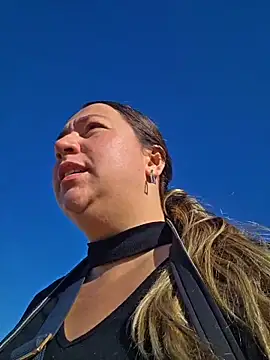 isabella rossse online show from April 6, 2026, 3:02 pm