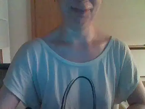 Moi Lina online show from August 6, 2026, 10:27 pm