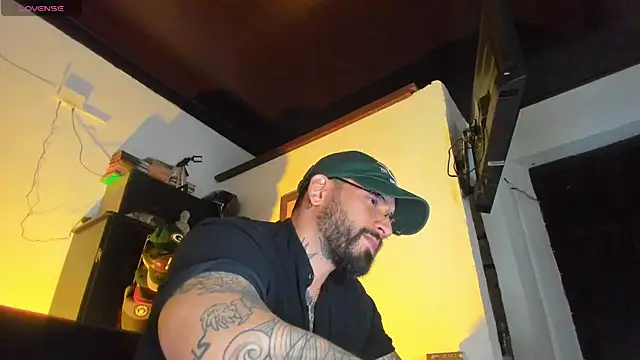 Snapshot of CamiloGray_ chatting on September 19, 2025, 2:10 pm CamiloGray  online show from September 19, 2025, 2:10 pm