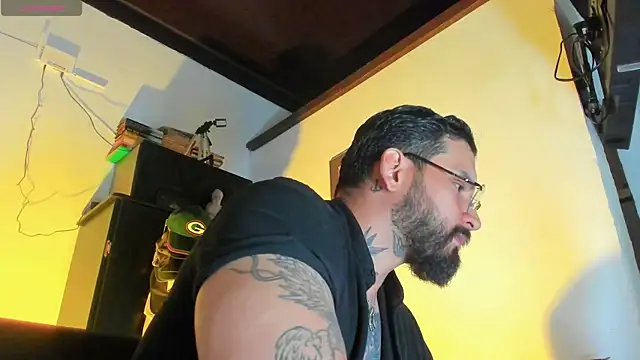 Snapshot of CamiloGray_ chatting on October 20, 2025, 1:44 pm CamiloGray  online show from October 20, 2025, 1:44 pm