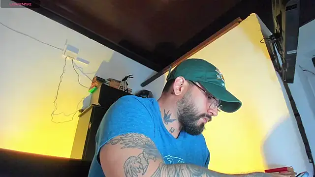 Snapshot of CamiloGray_ chatting on October 4, 2025, 1:23 pm CamiloGray  online show from October 4, 2025, 1:23 pm