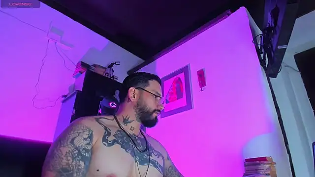 Snapshot of CamiloGray_ chatting on October 8, 2025, 1:56 pm CamiloGray  online show from October 8, 2025, 1:56 pm