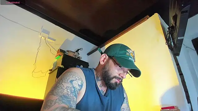 Snapshot of CamiloGray_ chatting on October 6, 2025, 2:18 pm CamiloGray  online show from October 6, 2025, 2:18 pm