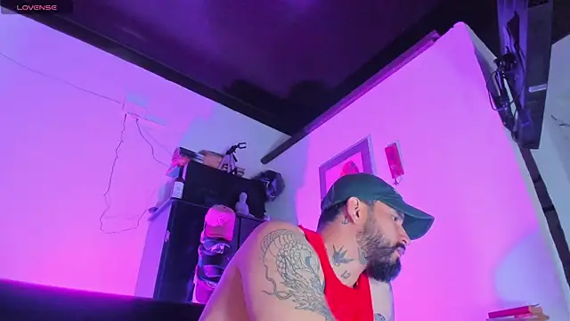 Snapshot of CamiloGray_ chatting on October 15, 2025, 1:52 pm CamiloGray  online show from October 15, 2025, 1:52 pm