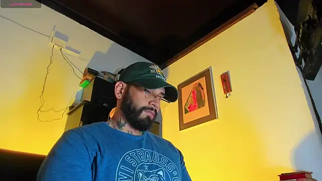 Snapshot of CamiloGray_ chatting on November 3, 2025, 3:04 pm CamiloGray  online show from November 3, 2025, 3:04 pm