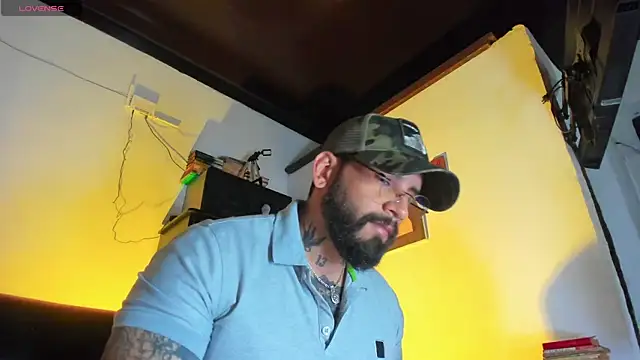 Snapshot of CamiloGray_ chatting on October 22, 2025, 1:43 pm CamiloGray  online show from October 22, 2025, 1:43 pm