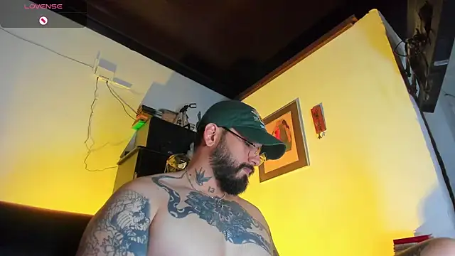 Snapshot of CamiloGray_ chatting on October 23, 2025, 2:05 pm CamiloGray  online show from October 23, 2025, 2:05 pm