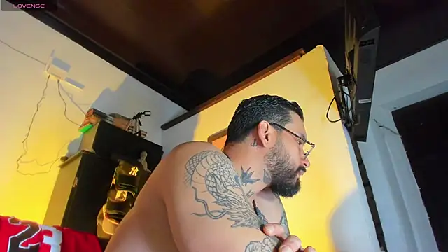 Snapshot of CamiloGray_ chatting on October 5, 2025, 1:57 pm CamiloGray  online show from October 5, 2025, 1:57 pm