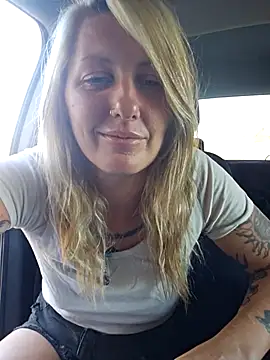 Snapshot of SheIsSomething chatting on March 5, 2025, 12:05 am SheIsSomething online show from March 5, 2025, 12:05 am