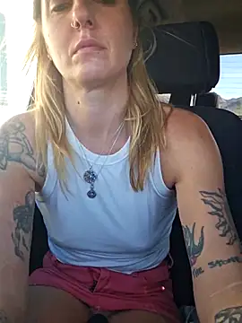 Snapshot of SheIsSomething chatting on October 22, 2025, 9:57 pm SheIsSomething online show from October 22, 2025, 9:57 pm