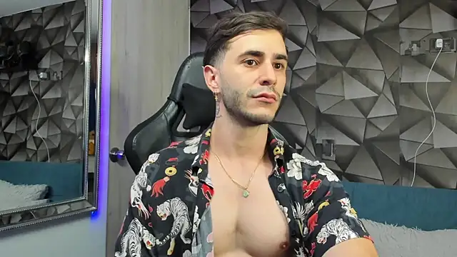 Latino stud4u online show from December 4, 2025, 12:20 am