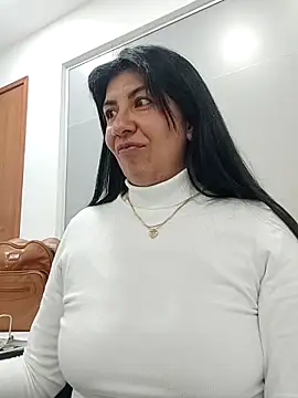 aisha latina online show from September 25, 2025, 2:23 pm