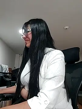 aisha latina online show from April 13, 2026, 3:16 pm