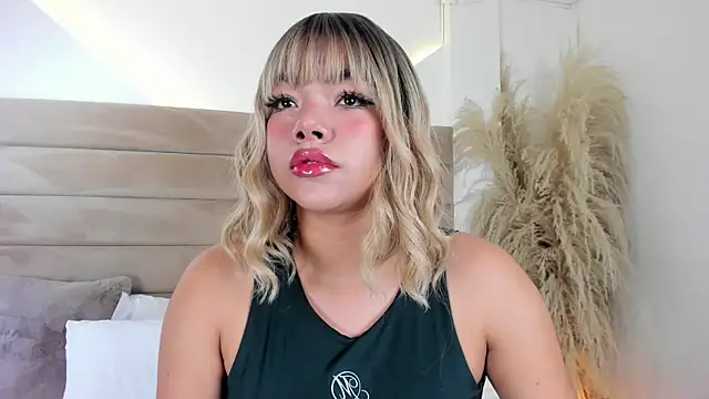 Snapshot of ValerieDiaz_ chatting on October 21, 2025, 12:26 pm ValerieDiaz  online show from October 21, 2025, 12:26 pm