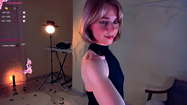 Snapshot of Arielle__03 chatting on October 31, 2025, 1:35 am Arielle 03 online show from October 31, 2025, 1:35 am