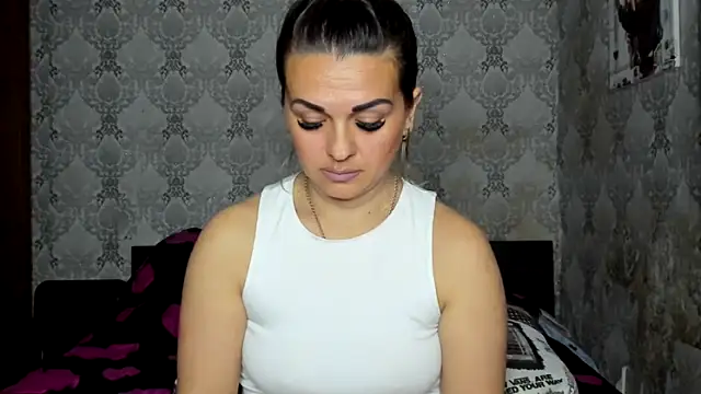 NicoletMoore online show from April 10, 2026, 7:10 pm