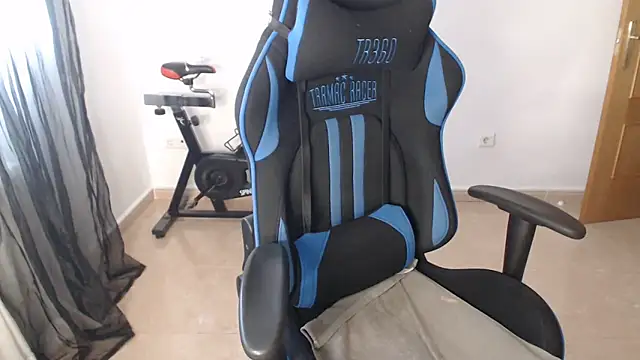 Snapshot of LARACRUZ30 chatting on March 2, 2026, 4:14 pm LARACRUZ30 online show from March 2, 2026, 4:14 pm