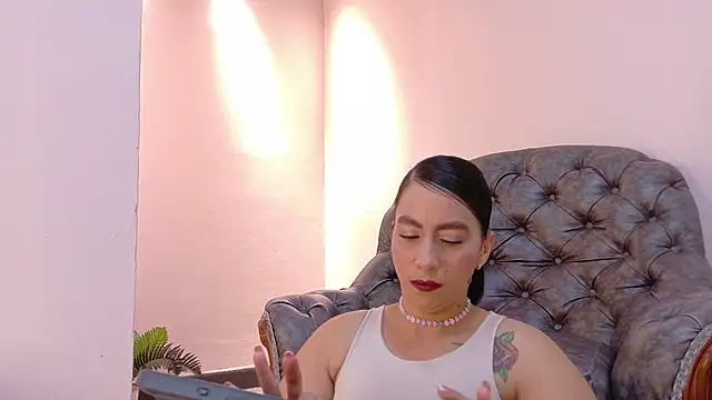 niky smit online show from November 7, 2025, 10:42 am