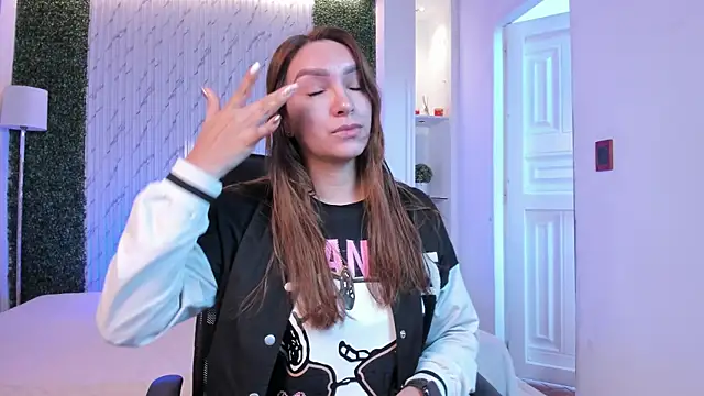 miataylorr1 online show from December 5, 2025, 11:42 am