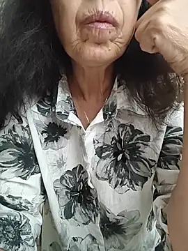 Snapshot of Susannemilf chatting on October 19, 2025, 5:26 pm Susannemilf online show from October 19, 2025, 5:26 pm