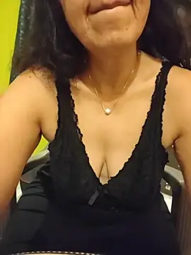 Snapshot of Susannemilf chatting on October 5, 2025, 1:24 pm Susannemilf online show from October 5, 2025, 1:24 pm