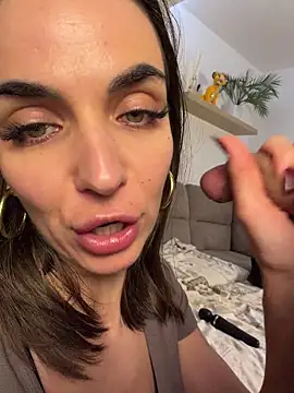 Snapshot of Bad_Giorgia chatting on October 21, 2025, 11:37 pm Bad Giorgia online show from October 21, 2025, 11:37 pm