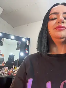 mia anyeli online show from November 11, 2025, 5:13 am