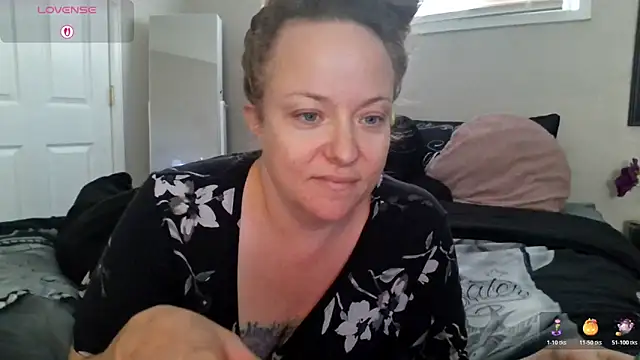 Snapshot of julimonroe chatting on October 19, 2025, 4:10 pm julimonroe online show from October 19, 2025, 4:10 pm