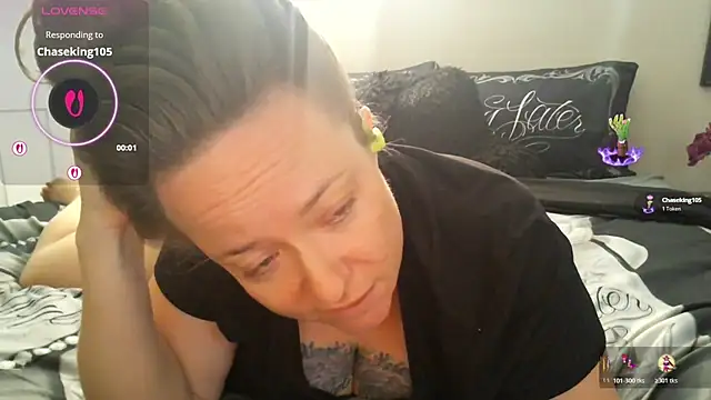 Snapshot of julimonroe chatting on October 17, 2025, 3:03 pm julimonroe online show from October 17, 2025, 3:03 pm