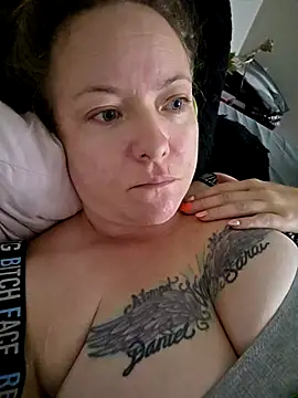 Snapshot of julimonroe chatting on October 15, 2025, 5:28 am julimonroe online show from October 15, 2025, 5:28 am