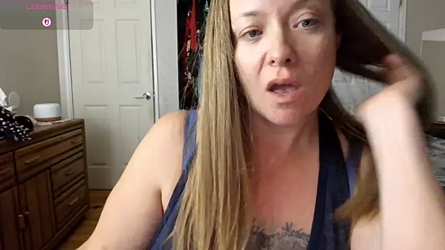 Snapshot of julimonroe chatting on October 4, 2025, 4:03 am julimonroe online show from October 4, 2025, 4:03 am