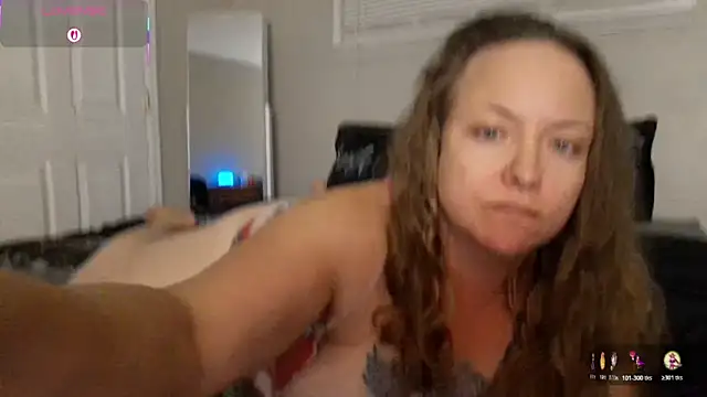 Snapshot of julimonroe chatting on October 19, 2025, 1:30 am julimonroe online show from October 19, 2025, 1:30 am