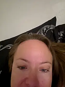 Snapshot of julimonroe chatting on October 3, 2025, 10:39 am julimonroe online show from October 3, 2025, 10:39 am