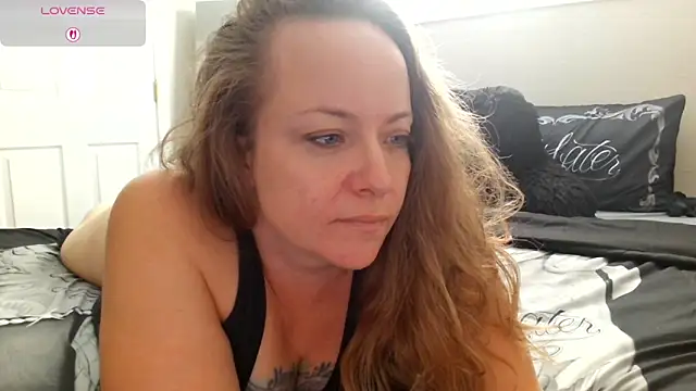 Snapshot of julimonroe chatting on October 28, 2025, 3:11 pm julimonroe online show from October 28, 2025, 3:11 pm