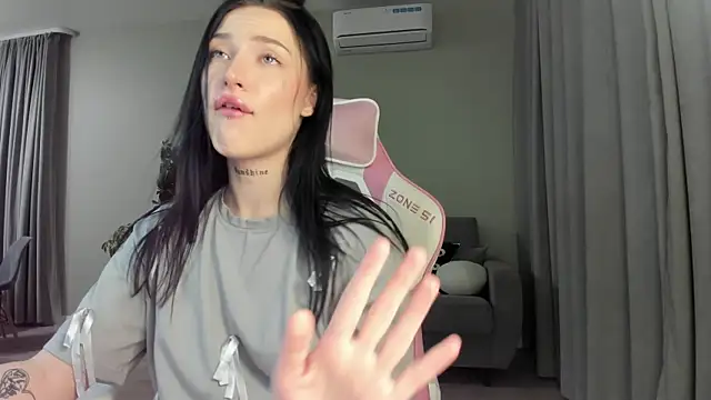 JenniferQueen11 online show from February 18, 2025, 4:14 pm