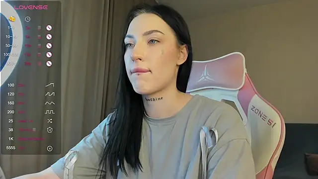 JenniferQueen11 online show from February 2, 2025, 11:40 am