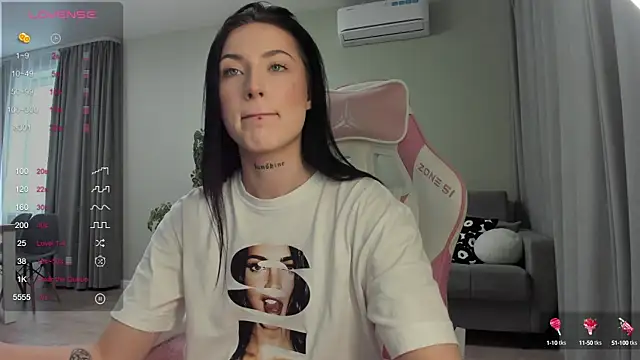 JenniferQueen11 online show from February 11, 2025, 7:23 am