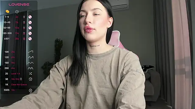 JenniferQueen11 online show from February 16, 2025, 10:10 am