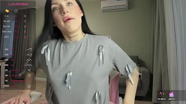 JenniferQueen11 online show from February 12, 2025, 11:07 am