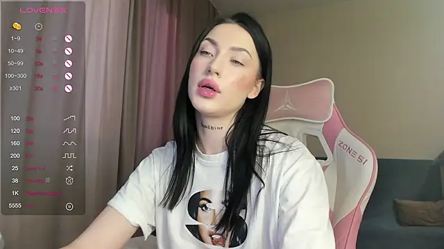 JenniferQueen11 online show from February 6, 2025, 9:43 am