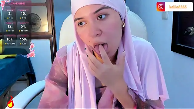 Snapshot of MatchedEyebrow chatting on October 23, 2025, 9:24 pm MatchedEyebrow online show from October 23, 2025, 9:24 pm