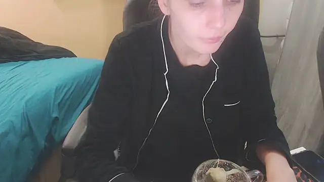 Snapshot of Laco-cO chatting on December 3, 2025, 11:53 am Laco-cO online show from December 3, 2025, 11:53 am