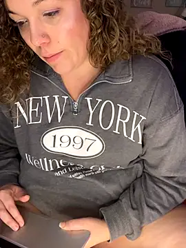 AuroraSummers online show from October 28, 2025, 2:56 am