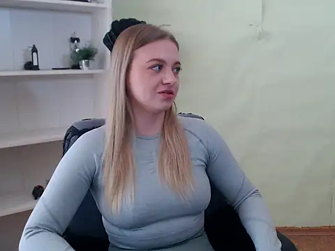 Snapshot of CrazyGloria chatting on March 5, 2025, 9:16 am CrazyGloria online show from March 5, 2025, 9:16 am